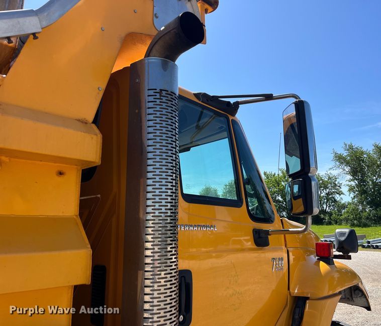 image for item EK8596 2006 International  7500 dump truck