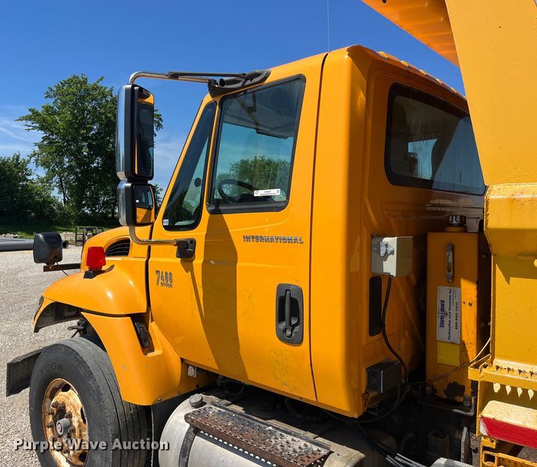 image for item EK8597 2006 International  7400 dump truck