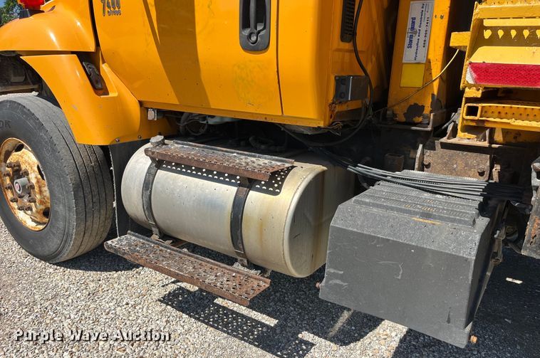 image for item EK8597 2006 International  7400 dump truck