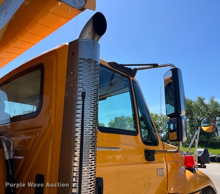 image for item EK8597 2006 International  7400 dump truck