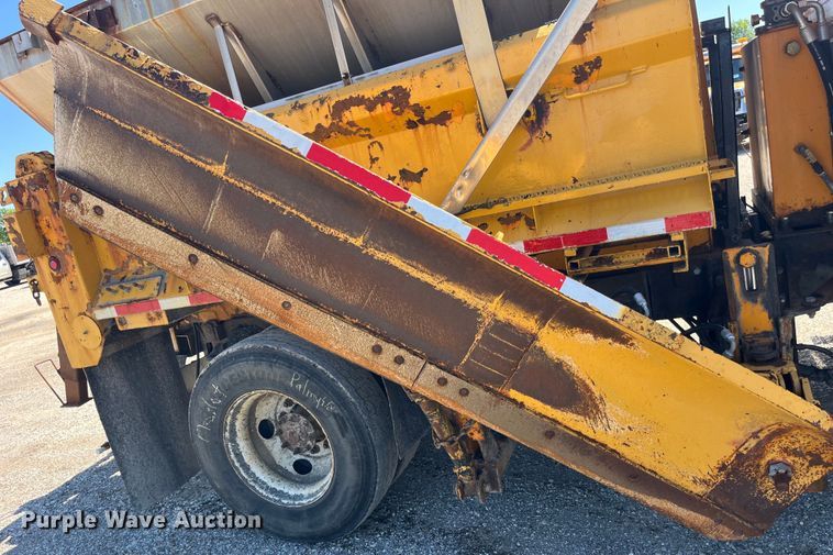 image for item EK8597 2006 International  7400 dump truck