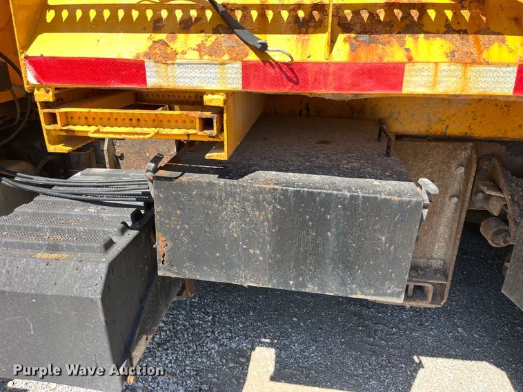 image for item EK8597 2006 International  7400 dump truck