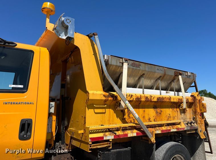 image for item EK8597 2006 International  7400 dump truck
