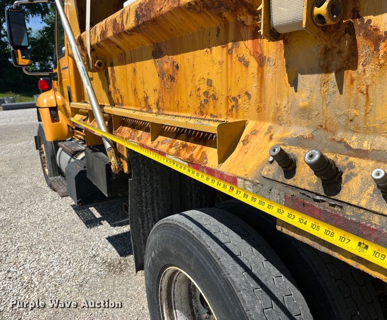 image for item EK8597 2006 International  7400 dump truck