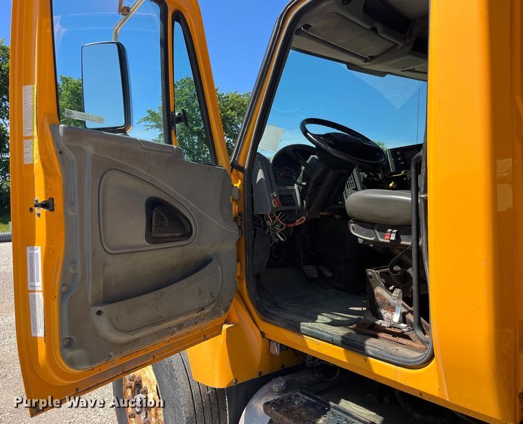 image for item EK8597 2006 International  7400 dump truck