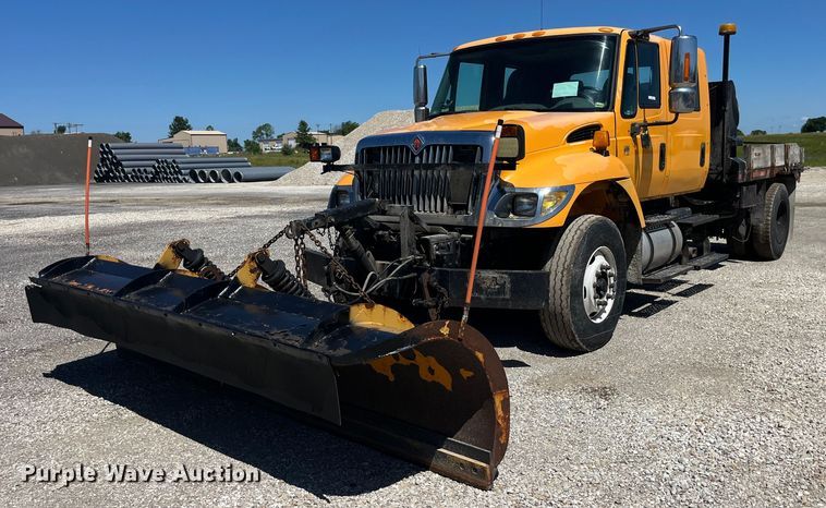 image for item EK8598 2005 International  7400 dump flatbed truck