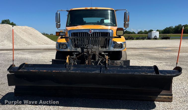 image for item EK8598 2005 International  7400 dump flatbed truck