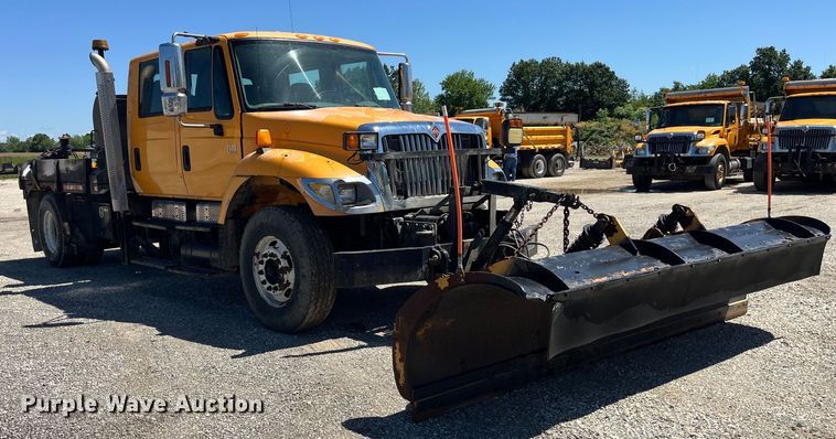 image for item EK8598 2005 International  7400 dump flatbed truck