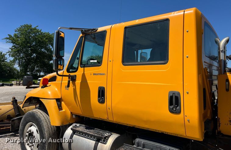 image for item EK8598 2005 International  7400 dump flatbed truck