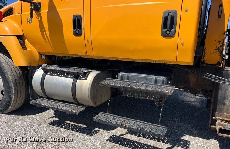 image for item EK8598 2005 International  7400 dump flatbed truck