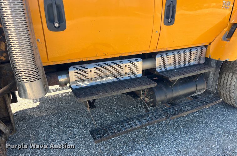 image for item EK8598 2005 International  7400 dump flatbed truck