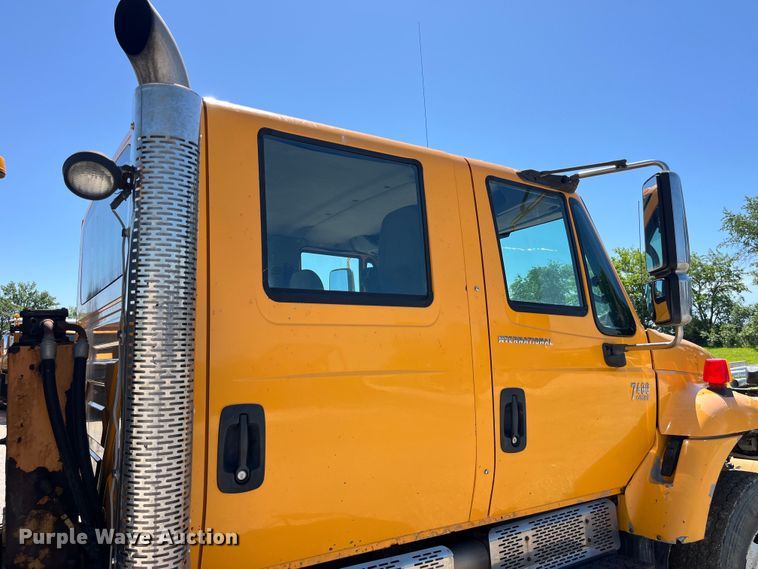 image for item EK8598 2005 International  7400 dump flatbed truck