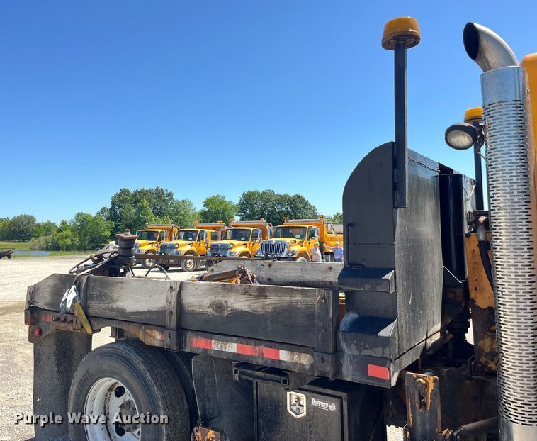 image for item EK8598 2005 International  7400 dump flatbed truck