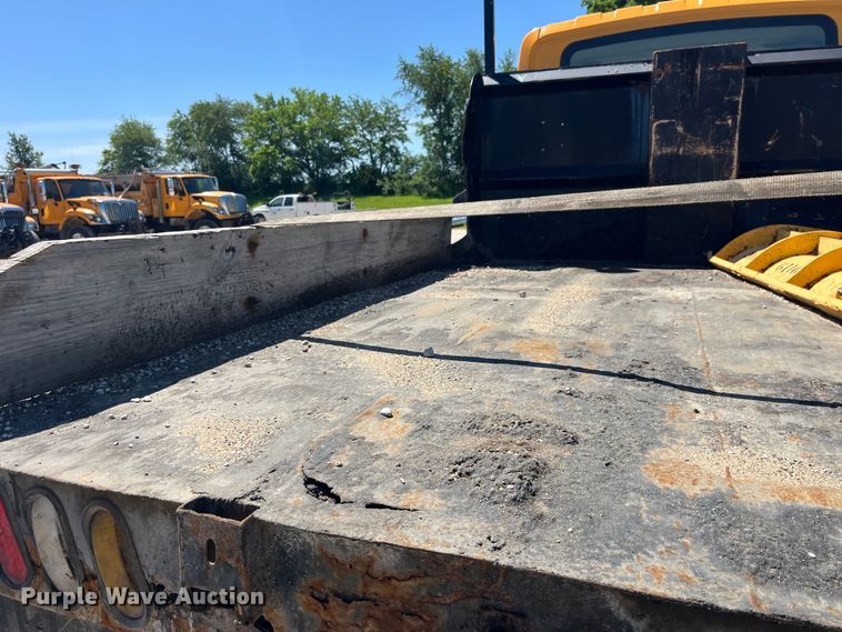 image for item EK8598 2005 International  7400 dump flatbed truck