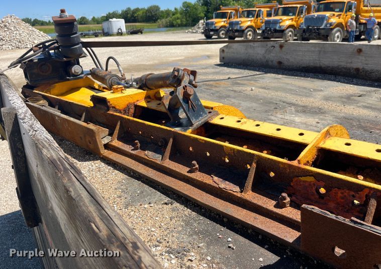 image for item EK8598 2005 International  7400 dump flatbed truck