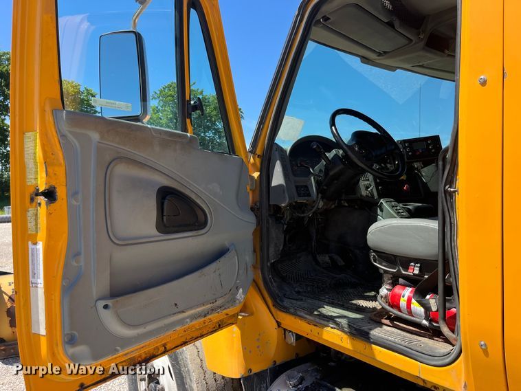 image for item EK8598 2005 International  7400 dump flatbed truck