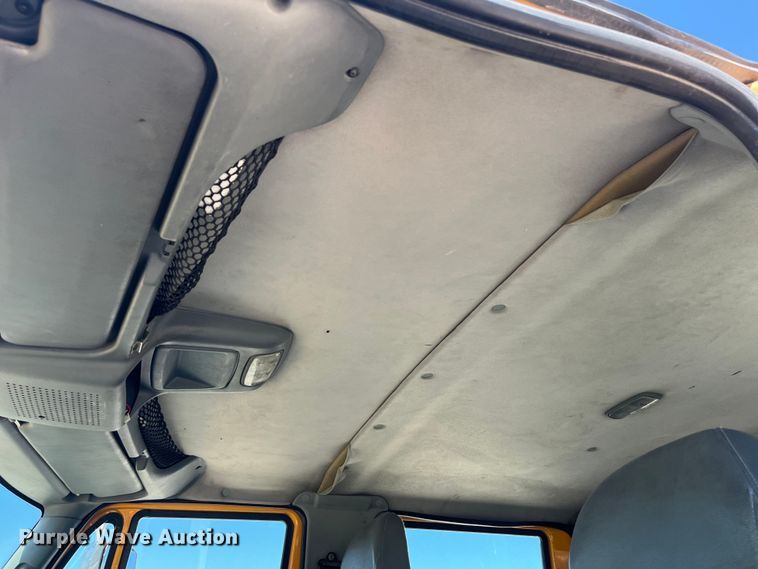 image for item EK8598 2005 International  7400 dump flatbed truck