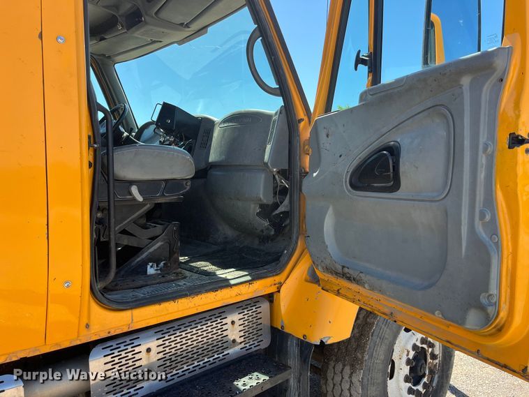 image for item EK8598 2005 International  7400 dump flatbed truck