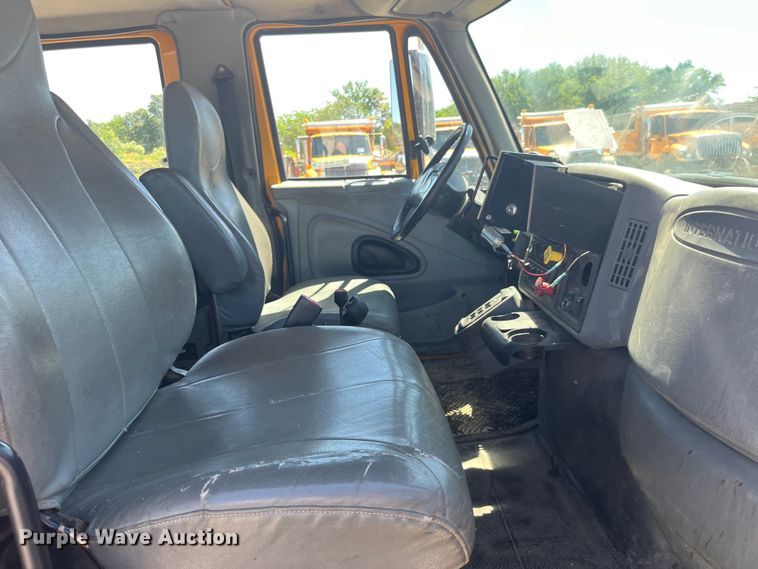 image for item EK8598 2005 International  7400 dump flatbed truck