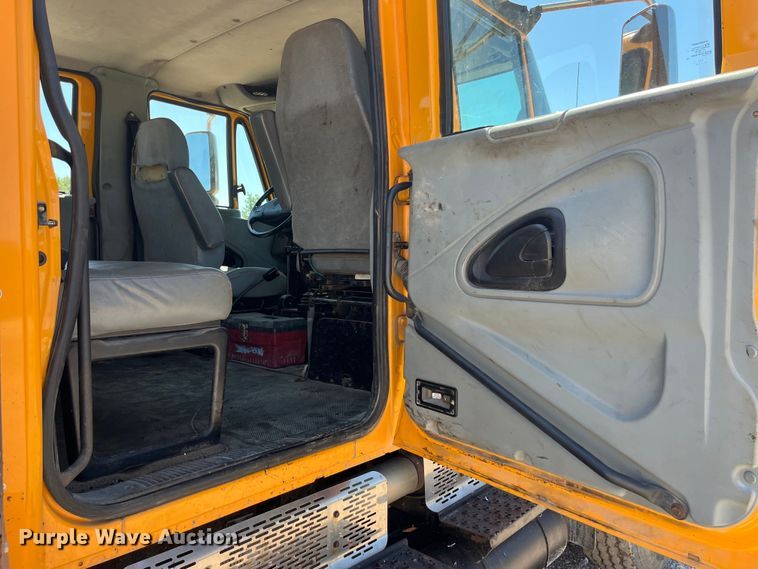 image for item EK8598 2005 International  7400 dump flatbed truck