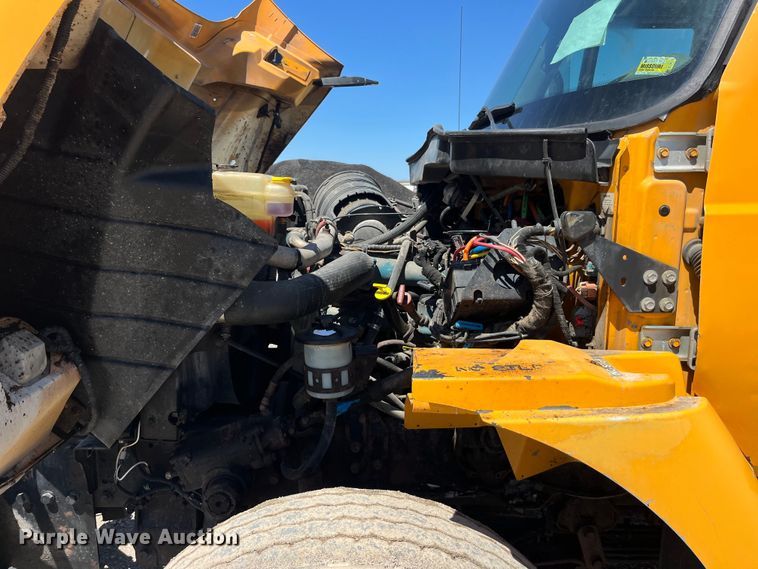 image for item EK8598 2005 International  7400 dump flatbed truck