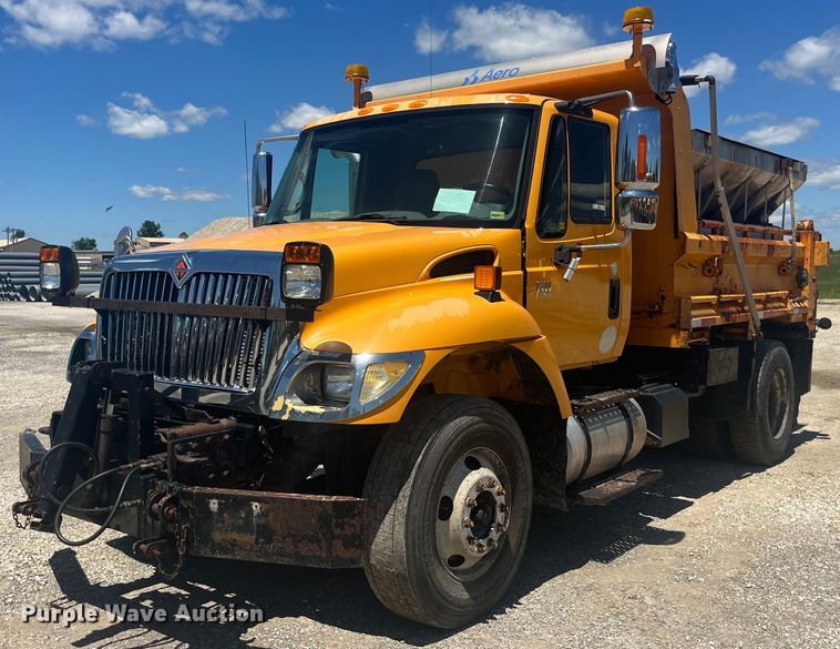 image for item EK8600 2006 International  7400 dump truck