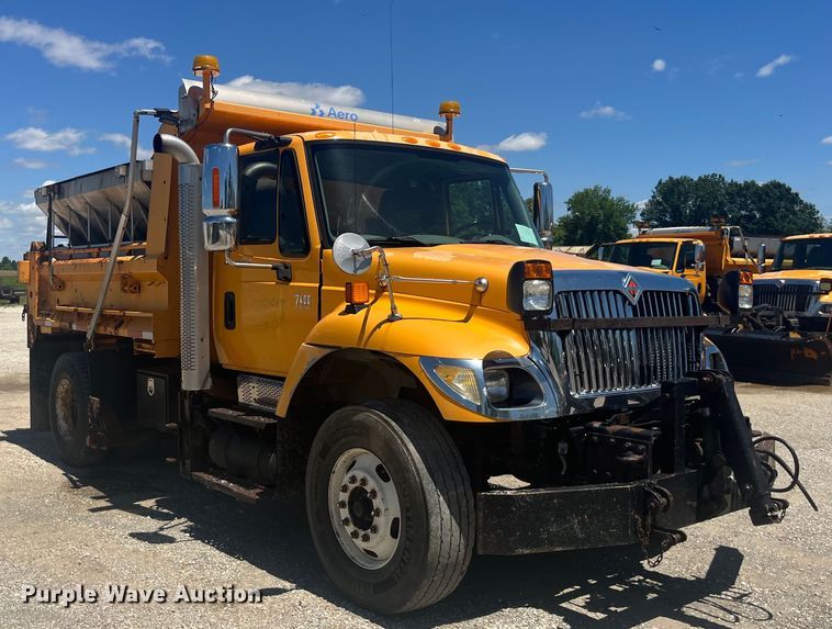 image for item EK8600 2006 International  7400 dump truck