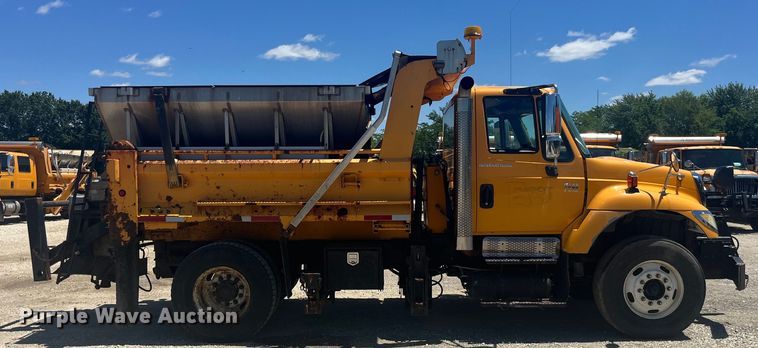 image for item EK8600 2006 International  7400 dump truck