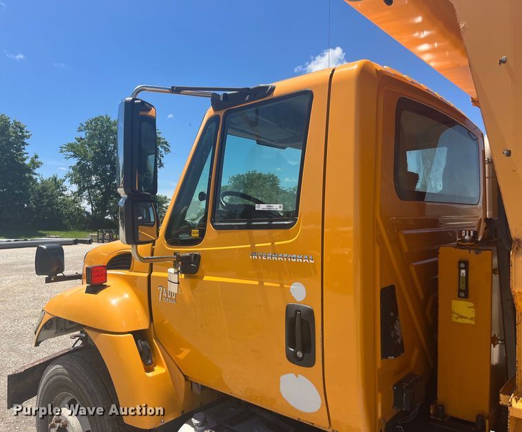 image for item EK8600 2006 International  7400 dump truck