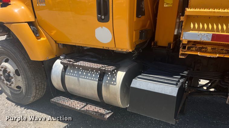 image for item EK8600 2006 International  7400 dump truck