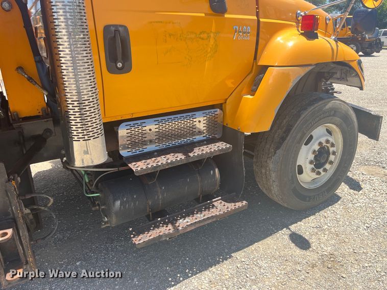 image for item EK8600 2006 International  7400 dump truck