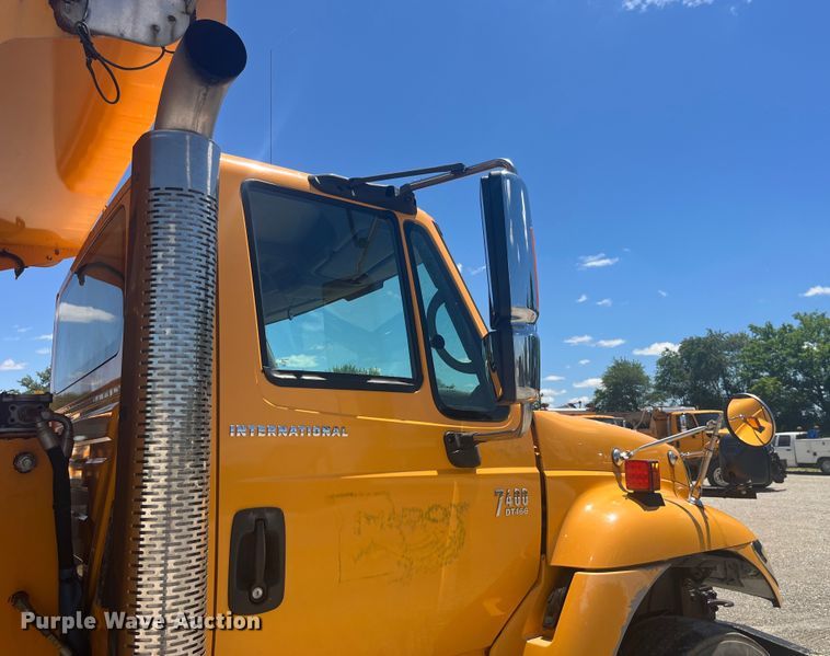 image for item EK8600 2006 International  7400 dump truck