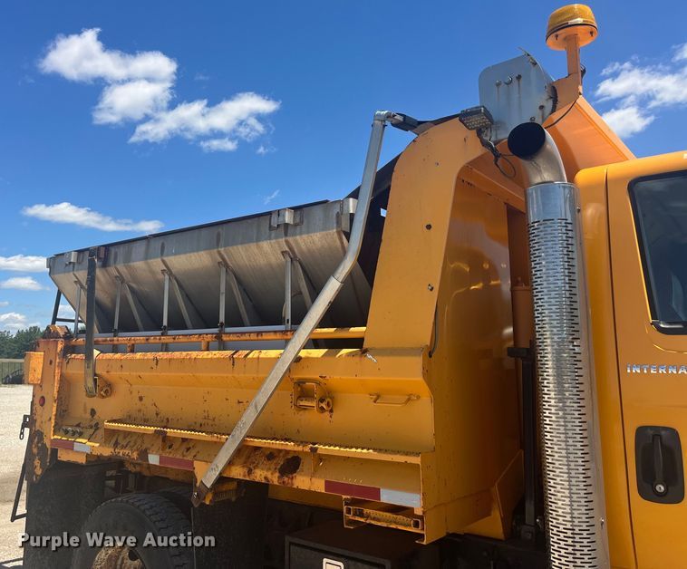 image for item EK8600 2006 International  7400 dump truck