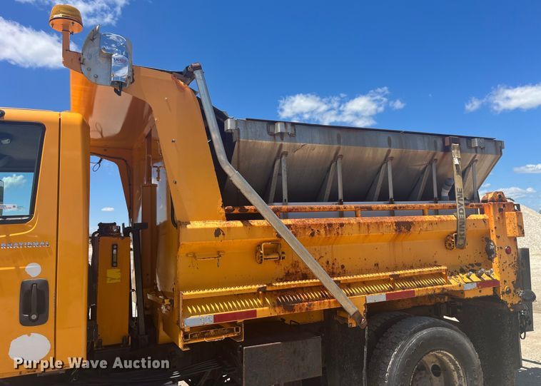 image for item EK8600 2006 International  7400 dump truck