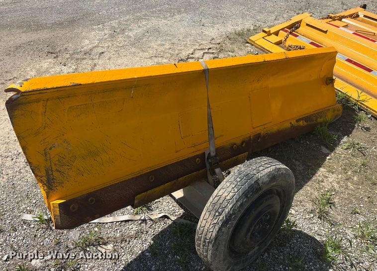 image for item EK8600 2006 International  7400 dump truck