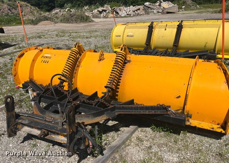 image for item EK8600 2006 International  7400 dump truck