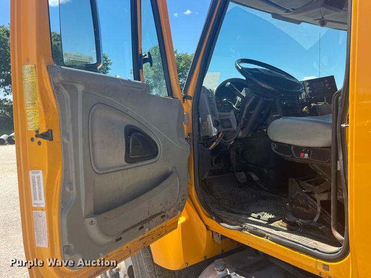 image for item EK8600 2006 International  7400 dump truck