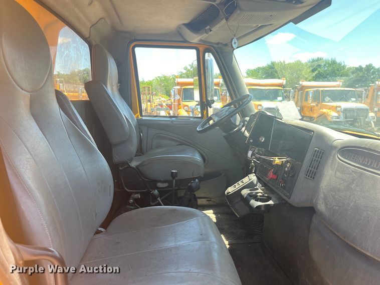 image for item EK8600 2006 International  7400 dump truck