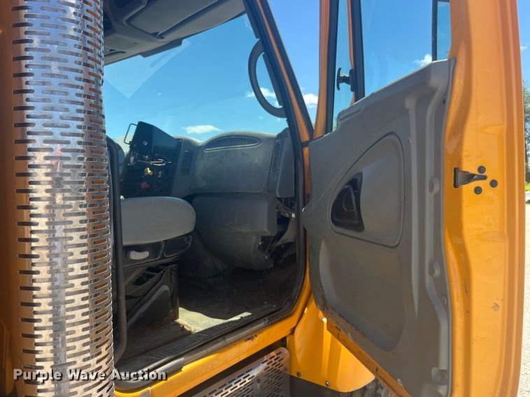 image for item EK8600 2006 International  7400 dump truck