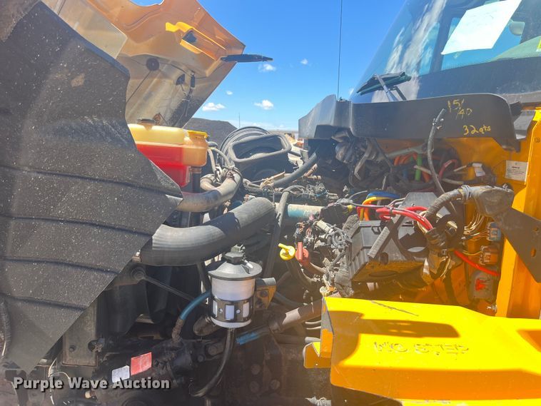 image for item EK8600 2006 International  7400 dump truck