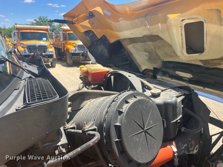 image for item EK8600 2006 International  7400 dump truck