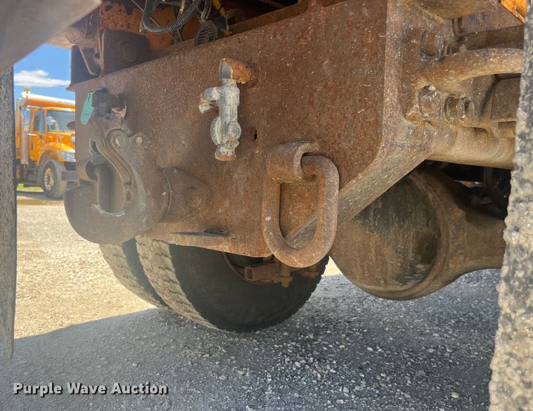 image for item EK8600 2006 International  7400 dump truck