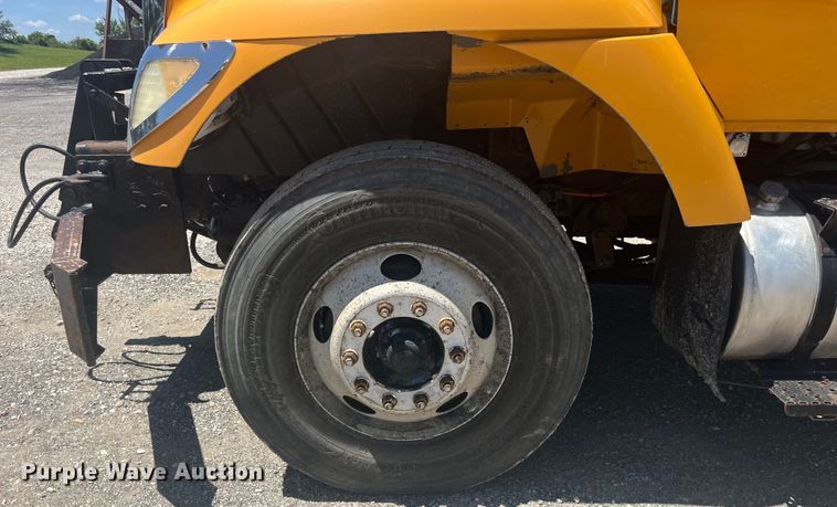 image for item EK8600 2006 International  7400 dump truck