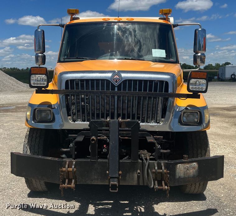 image for item EK8601 2006 International  7400 dump truck