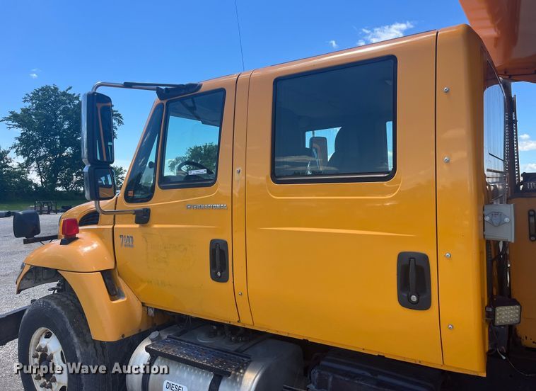 image for item EK8601 2006 International  7400 dump truck