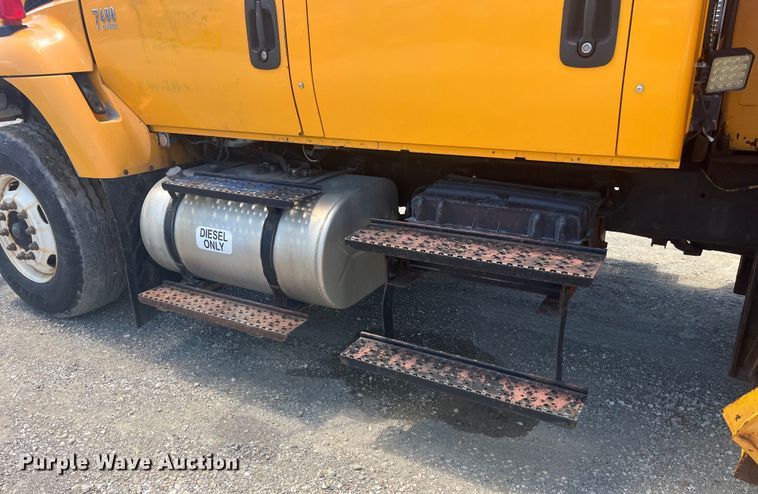 image for item EK8601 2006 International  7400 dump truck