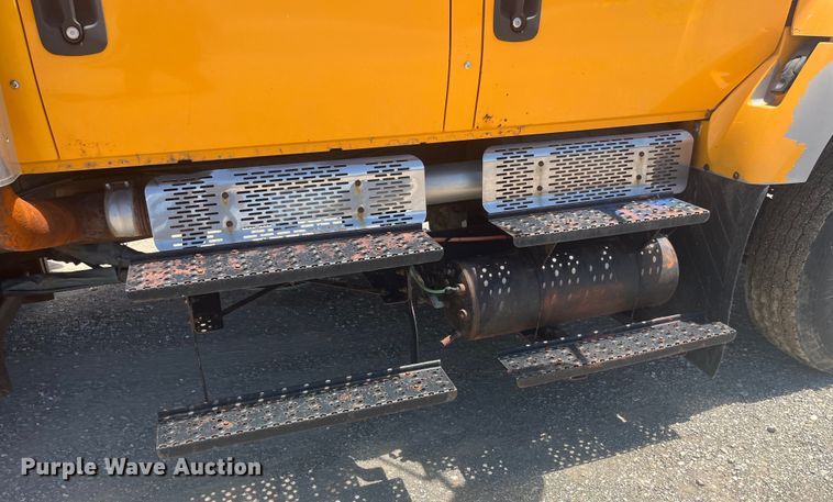 image for item EK8601 2006 International  7400 dump truck