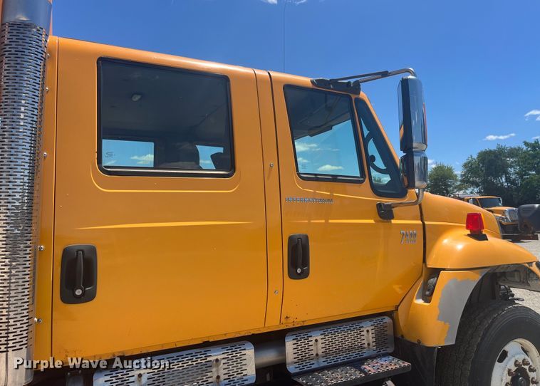 image for item EK8601 2006 International  7400 dump truck