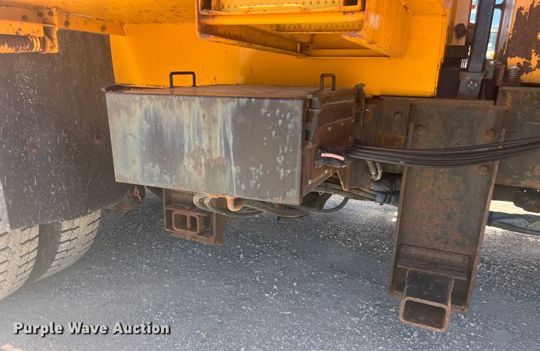 image for item EK8601 2006 International  7400 dump truck