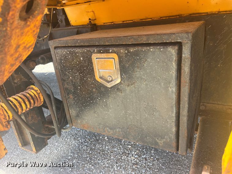 image for item EK8601 2006 International  7400 dump truck